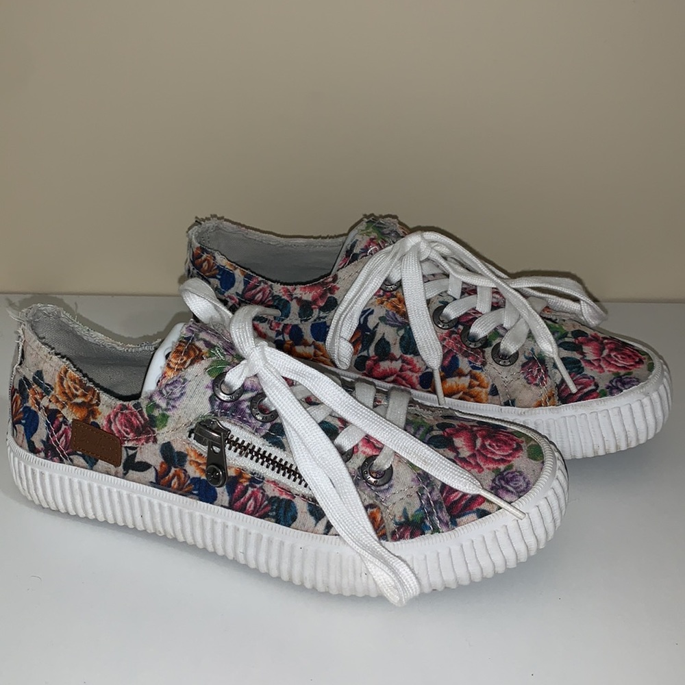 EUC Blowfish floral print lace up sneaker size 4